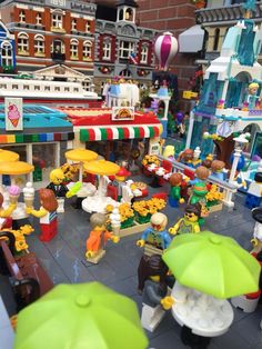 legos are set up to look like they're having fun in the city