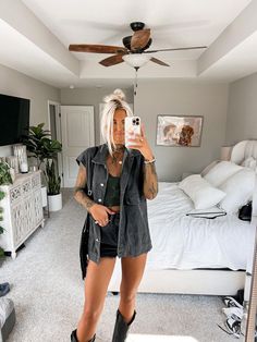 Spring Cowgirl Outfits, Emo Cowgirl Outfits, Grungy Western Outfit, Az Outfits, Koe Wetzel Concert Outfit, Yeehaw Outfits, Western Grunge Aesthetic, Country Fest Outfits