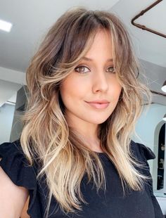 Soft Wavy Hair, Layered Haircuts With Bangs, Bob Hairstyles With Bangs, Bangs With Medium Hair, Fringe Hairstyles, Trendy Haircuts, Long Wavy Hair, Short Hair With Bangs, Haircuts With Bangs