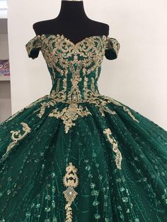 Dark Green Quinceanera, Emerald Quinceanera Dress, Dark Green Quinceanera Dresses, Gold Sweet 16 Dresses, Gold Quince Dress, Dresses Design Ideas, Emerald Green Quinceanera Dresses, Emerald Green Quinceanera Theme, Green Quince Dress