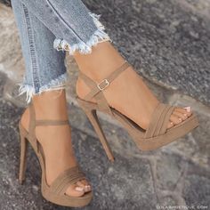 Stiletto Outfit, Outfit Elegante, Heel Sandals Outfit, Western Boots Women, Peep Toe Sandals