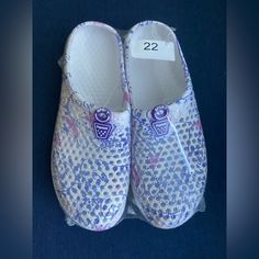 Nwt Women’s Floral Quick Drying Clogs Size 11/11.5 (Eu 42) Very Comfortable And Light Weight White Non-slip Flat Clogs, Casual Purple Clogs For Summer, Spring Purple Synthetic Clogs, Summer Slip-resistant Clogs, Casual Purple Clogs For Spring, Purple Slip-on Beach Clogs, Purple Slip-on Clogs For Summer, Comfortable White Clogs With Flat Heel, Comfortable White Flat Clogs