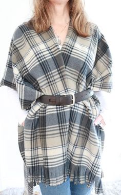 How to make a DIY (no-sew) poncho! Grab one yard of fleece fabric, scissors, and make this poncho in under 30 minutes! Fleece Poncho, Diy Fashion Projects, Plaid Poncho, Fleece Scarf