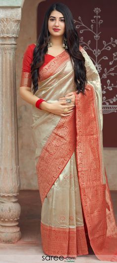 Red And White Banarasi Saree, White Saree Red Border, Cream And Red Saree, White Saree With Red Border, Blows Design, Marriage Saree, Bedsheet Design, Saree Aesthetic, Desinger Dresses