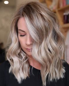 Blonde Highlights Short Hair, Short Hair Highlights, Hair Color Options, Brunette Balayage Hair, Balayage Brunette, Favorite Hairstyles, Face Hair, Hair Dos, Balayage Hair