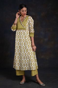 Printed Kurti Designs, Cotton Garments, Indian Kurti Designs, Churidar Designs, Simple Kurta Designs, Designer Kurti Patterns, Simple Kurti Designs, Neck Designs For Suits, Salwar Designs