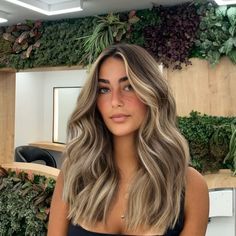 Blonde dimensionale Barely There Balayage auf dunklem Haar Spitzenfront-Echthaarperücke Unsere erstklassige Perückenlinie wird individuell von Hand aus feinstem Echthaar mit ausgerichteter Schuppenschicht hergestellt. Jede Perücke ist handgenäht und an unsichtbarer HD-High-Definition-Spitze handgebunden. Jedes Haar wird so aussehen, als ob es aus Ihrer Kopfhaut wächst. Wir färben jede Perücke individuell mit den neuesten Balayage-, Ombré-, Babylights- und Shadow-Roots-Techniken. Wir sind Meister Balayage On Dark Hair, Shadow Roots, Baby Lights, Balayage Ombré, Hair Blond