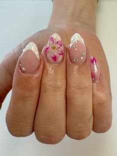 Summer Cool Nails, Beach Aura Nails, Nails Inspo Pink And White, Nail Ideas With Chrome, Short Short Almond Nails, Almond 3d Flower Nails, Summer 3d Flower Nails, Hawaii Nails Pink, Trending Almond Nails 2024