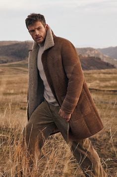 Sheepskin Coat, Shearling Coat, Moda Vintage, Coat Fashion, Western Fashion, Winter Outfits, Winter Fashion, Men Casual, Walking