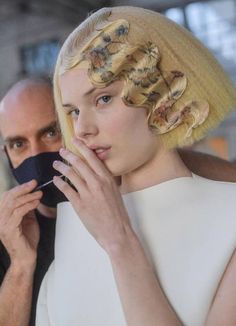 Editorial Bob Hair, Editorial Bob Hairstyles, Short Editorial Hair, Fun Hair Accessories, High Fashion Haircut, Hair Show Ideas, Abstract Hairstyles, Hair Avant Garde