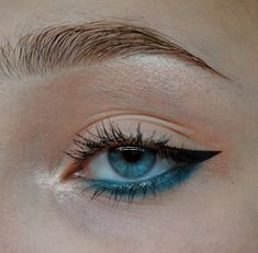 Blue Liner Under Eye, Eyeliner Colors For Blue Eyes, Undereye Eyeshadow Makeup, Blue Undereye Makeup, Blue Under Eye Makeup, Light Blue Eyeliner, Deep Set Eye Makeup, Blue Eyeliner Looks