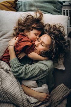 Mom And Daughter Cuddling, Mom And Me Photoshoot Home, Mom And Daughter Home Photoshoot, Trendy Photography Ideas, Lifestyle Motherhood Photography, Whit Mcguire Photography, Family Self Portrait, At Home Mothers Day Photoshoot