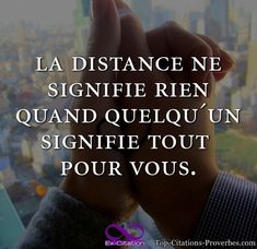 two hands holding each other with the words, la distance ne signifie rien quand queliqu un signifie tout pour vous