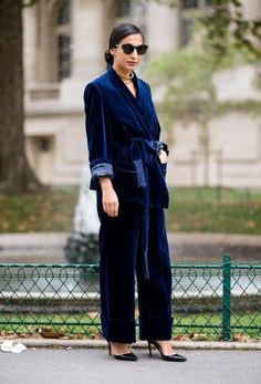 Nos encanta este traje de chaqueta de terciopelo azul. Velvet Street Style, Mode Mantel, Giovanna Battaglia, Anna Dello Russo, Pajama Outfits, Looks Street Style, Street Style Trends, Street Style Paris, Velvet Fashion