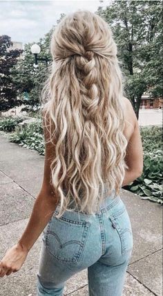 Jul 6, 2021 - This Pin was discovered by Ariana Pena. Discover (and save!) your own Pins on Pinterest. Pelo Ulzzang, Icy Blonde Hair Color, Icy Blonde Hair, Curls For Long Hair, French Braid Hairstyles, Balayage Blonde, Long Curls