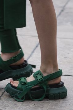 Stylo Shoes, Sandals Design, Green Sandals, 2018 Fashion, Diy Shoes, Designer Sandals, Dream Shoes, Shoe Obsession, Mens Fashion Shoes