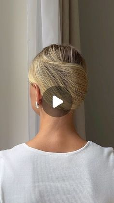 Stine Eleonora Honoré on Instagram: "30 SECOND FRENCH TWIST (GUIDE BELOW)

French Twist steps: 
1. Collect your hair in a ponytail 
2. Twist your hair around your two left fingers and keep the ends down with your right hand 
3. Push the ends under the twist to hide them away 
4. Pull hair up to cover the twist 
5. Secure with bobby pins 
6. Fix the twist at the end for a sleek look 
7. Voila - you’re done! 

#frenchtwist #easyhairstyles #hairstyles #quickhairstyles #brideshair #brideshairstyle #everydayhairstyle #easyhairstyles" How To French Twist Hair, How To Do A French Twist, French Twist With Curls On Top, French Twist Clip, French Twist Pin, Voluminous French Twist, French Twist With U Pin, Hair In A Ponytail