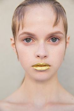 Prada SS16 Pat McGrath launching her first product, Gold 001 2016 Makeup Trends, Sparkle Makeup, New Makeup Ideas, Gold Lipstick, Vintage Photography Women, Blue Eyed Girls, Prada Spring, Gold Lips, Tough Girl