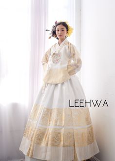 Modern bridal hanbok dress for the wedding day! Queen Hanbok, Bridal Hanbok, Pretty Hanbok, Korean Wedding Traditions, Imperial Aesthetic, Materials Photography, Wedding Hanbok, Hanbok Wedding Dress, Korean Traditional Dress Hanbok