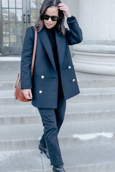 Lady walking down the stairs wearing navy jacket with gold buttons, black denim, and brown handbag. French Girl Outfits, Parisian Chic Outfits, Lady Walking, What To Wear In Paris, Boucle Coat