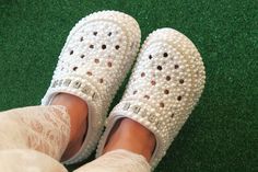 Welcome to our store :) -Extremely comfortable half shiny white pearl and frame stone luxury bridal slippers -Customization is FREE! We can personalize it any way you want. -Heel height 5 centimeters -These extremely comfortable bridal slippers with white pearls and frame stone details are specially produced by hand. -The interior is extremely comfortable and you will be incredibly comfortable throughout the party -The materials used are handmade one by one, including crystal stones, chain frame Crocs With Pearls, Bridal Crocs, Bridal Slippers, Personalized Slippers, Wedding Slippers, Bridal Bachelorette Party, Handmade Slippers, Unique Bridal Shower, Comfortable Slippers