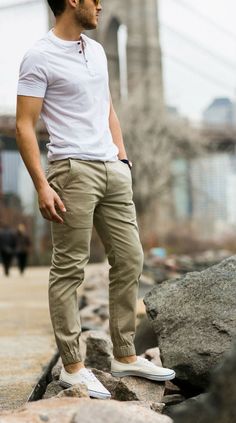 Calça Jogger Masculina: Como Usar e Onde Comprar? - Canal Masculino Khaki Pants Men, Mens Trendy Outfits, Men's Outfits, Mode Casual, Mens Fashion Suits, Mens Khakis, Summer Style Casual