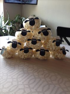 there are some sheep made out of rice krispy treats on top of the table