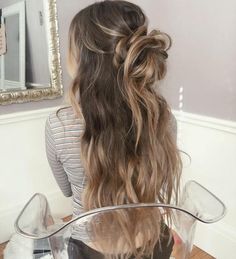 Half-up loose romantic bun for weddings Prom Hair Updo, Simple Prom Hair, Luxy Hair, Peinados Fáciles Para Cabello Corto, Hair Blog, Trending Hairstyles, Ash Blonde, Half Up Half Down, Up Girl