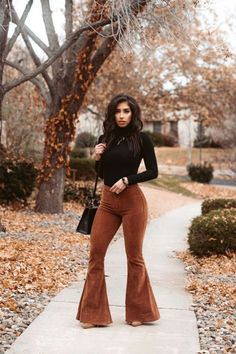 Fall Bell Bottoms Outfit, Colder Outfits, Senior Board, 2024 Fits, Bell Bottoms Outfit, Fav Outfit, Jeans Outfit Fall, Outfits 70s, Turtleneck Outfit