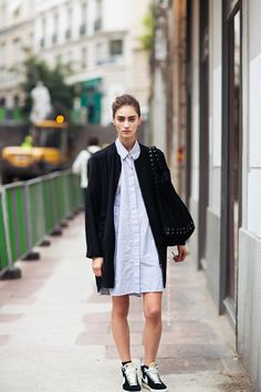 #MarineDeleeuw looking seriously cool in her shirtdress #offduty in Paris. Stockholm Street Style, Model Street Style, 2022 Fashion, Sport Chic, Models Off Duty, Sneakers Outfit, Street Chic, Outfit Inspirations