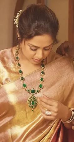 Emerald Necklace Indian Gold Jewellery, Beads Mala Designs, Latest Gold Necklace Designs, Gold Haram, Haram Designs, Bridal Jewellery Inspiration