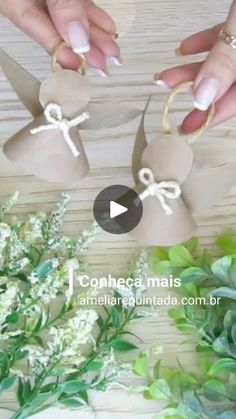 48K views · 7.3K reactions | Rolinhos de Papel ✨
@amelia.requintada 
.
#facavocemesmo #tutorial #reaproveitamento #artcrafts #diycrafts #manualidades #artesanato #casadecorada #ecoartesanato | Amelia Requintada - Lilian Viana Christmas Angel Crafts, Angel Crafts, Burlap Flowers, Christmas Angels, Christmas Printables, Christmas Diy, Craft Projects, Christmas Crafts