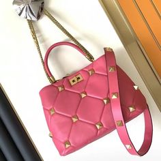 SPECIFICATIONSBrand Name: UBELLINHandbags Type: Shoulder BagsTypes of bags: Handbags & Crossbody bagsMain Material: GENUINE LEATHERLining Material: GENUINE LEATHERShape: Casual TotePlace Of Origin: GUANG DONG ProvincePlace Of Origin: GUANG DONG ProvinceOrigin: Mainland ChinaCN: GuangdongHardness: SOFTPattern Type: PlaidInterior: Interior Slot PocketDecoration: rivetExterior: Solid BagOccasion: VersatileClosure Type: haspGender: WOMENStyle: fashionModel Number: 121212Number of Handles/Straps: two Chain Handbag, Bag Chain, Laura Geller, Cow Boy, Brand Designer, Leather Chain, Square Bag, Issey Miyake, Womens Tote