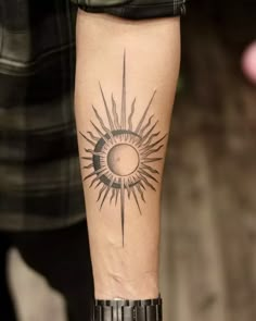 Dragon Tattoo Circle, Moon Tattoo Men, Sun Tattoo Men, Vintage Sun And Moon, Tattoo Circle, Sun And Moon Tattoos, Eclipse Tattoo, Flower Of Life Tattoo, Luna Tattoo