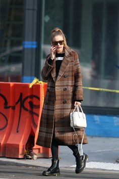 Gigi Hadid Streetstyle, Mango Coats, Gigi Hadid Street Style, Dr Martens Outfit, Classy Street Style, Gigi Hadid Outfits, Gigi Hadid Style, New York Outfits