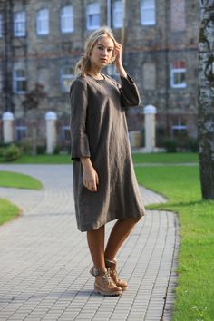 "Handcrafted Oeko-Tex Standard certified 100% European linen smock dress ideal for everyday wear. Perfect for springtime or chilly summer days. Always dress to kill! Neckline: round Silhouette: shift Length: ±41\"/105cm (we can make adjustments) Sleeve length: 3/4 Pockets: side seam Details: *Colour shown: wood brown *Model is wearing size M *Medium weight *Maternity-friendly *Relaxed fit *Not-ironed (and no need to) *Handmade by @LinenCloud Easy care: - Machine wash gentle - Wash seperately or Casual Linen Dress For Spring Day Out, Relaxed Fit Linen Dress For Spring Day Out, Casual Linen V-neck Shift Dress, Casual Linen Midi Dress For Day Out, Shift Linen Dress For Spring Beach Occasions, Casual V-neck Shift Linen Dress, Casual Linen Midi Dress For Spring, Casual Linen Shift Midi Dress, Casual Linen Dress For Fall Daywear