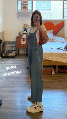 Converse Casual Outfit Woman, Tate Jumper Outfit, Pants Overalls Outfit, Black Denim Dungarees Outfits, Retail Employee Outfit, Outfit Inspo Spring School, Painter Outfit Aesthetic, Baggy Overalls Outfit 90s, Overall Pants Outfit