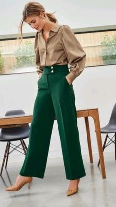 Green Dress Shirt Women Work Outfits, Green Pants Beige Top, Olive Green Silk Shirt Outfit, Trousers And Button Up, Style Green Pants For Women, Green Chic Outfit, Green Pantalon Outfit Women, Formal Trousers Women Outfit, Styling Green Trousers