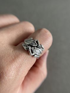 Sterling Silver Frog Ring - Sterling Silver ★ Quantity : One Ring ★ Color : Silver ★ Material : Sterling Silver ★ Ring Size : 6 / 7 / 8 / 9/ 10 ★ Band Size : about 2.5mm wide and 1mm thick ★ Frog Size : 18mm ★ Comes in a jewelry box. If you need extra boxes for gifting....just let us know! Lizard Ring, Frog Ring, Frog Jewelry, Solitaire Rings, Funky Jewelry, Ring Color, Silver Prices, One Ring, Chain Ring