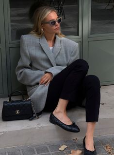 Effortlessly classic, Claire Rose's silhouette is a versatile wardrobe essential. Claire Rose Cliteur, Claire Rose, Ballet Flats Outfit, Outfit Elegantes, Ballerina Outfit, Gray Blazer, Flats Outfit, Street Style Inspiration, Looks Chic