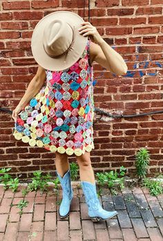 Vintage quilt top Yo-Yo patchwork sundress with wide boatneck, asymmetrical hem, bold retro fabric, and a swingy easy fit. Bespoke contrast binding is added.  This short loose fitting Folk style swingy sundress is a fun way to quilt right into spring. Repurposed from a vintage (1950-1970's) YO-YO Quilt Variation in an array of blues, black, greens, peach, pink, and yellow calico and solid cottons. The original quilt was in very good condition and all the amazing hand stitching is visible throughout. The original quilt piece is entirely hand stitched. The dress is light weight and lined with a bias cut recycled linen. It has a soft hand and flowy drape and swingy structure in terms of movement.  This piece is light weight and would be perfect for spring or summer outings worn with strappy s Fabric Yoyo Projects, Quilt Upcycling, Retro Patches, Patchwork Sundress, Yo Yo Quilt, Patchwork Clothes, Yo Yos, Quilt Dress, Quilted Clothes