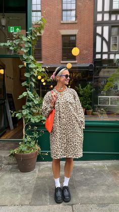 Charlotte Leaman ✨🐆🌝💫 (@goodmannersstyle) • Fotos e vídeos do Instagram Mom On The Go Outfits, On The Go Outfits, Cool Mom Outfits, Sunday Fits, Commonplace Journal, Nursing Friendly Outfits, Postpartum Fashion, Mom On The Go, Oversize Outfit