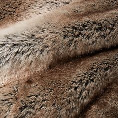 an animal fur texture is shown in this close up photo, it appears to be brown and white