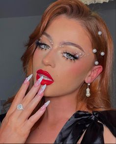 Pearl Makeup Looks, Makeup Ideas For Wedding, Red Eyeshadow Makeup, Pearl Makeup, Glittery Eyeshadow, Club Makeup, Rhinestone Lips