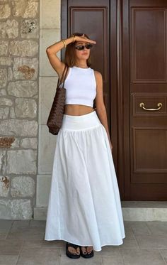 Modest European Summer Outfits, Summer Maxi Skirt Outfits, Summer Classy Outfits, French Spring Outfits, Parisian Fashion Style, Wineries Outfit, Fitness Influencer, White Maxi Skirt, Europe Outfits