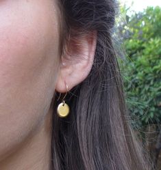 "Beautiful handmade organic shape discs swing from 14k gold filled ear wires. Perfect classic, chic everyday earrings. ❉ F A C T S total length from top of ear wire: 0.85\" /2.2 cm disc: 0.4\"/ 10 mm long You will receive the earrings in a gift box ready to be given as a gift. Your earrings may vary slightly from the ones in the picture. Each pair is handmade to order. This design is available in sterling silver also: https://www.etsy.com/listing/228014230/organic-shape-earrings-simple-dangle Fe Gold Disc Earrings, Earring Simple, Hammered Earrings, Gold Dangle Earrings, Gold Disc, Disc Earrings, Classic Chic, Gold Earring, Everyday Earrings