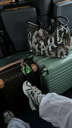 Airport Aesthetic Black Women, Travel Bags Aesthetic, Luggage Aesthetic, Camo Pants Outfit, Aesthetic Objects, Airport Aesthetic, Nightclub Aesthetic, Airport Fits, Vacay Vibes