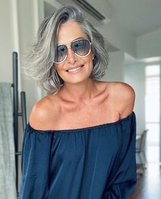 Los mejores cortes de pelo para mujeres de 50 años: Estilo y elegancia atemporal – Hoy En Belleza 60 Year Old Hairstyles, Long Layers With Bangs, Gray Balayage, Angular Face, Brassy Hair, Textured Pixie Cut, Old Hairstyles, Hair To One Side, Romantic Updo