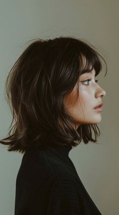 47 Stacked Bob Hairstyles for Fine Hair: Volume and Elegance Bottom Of Neck Haircut, Bob Hair Outfit, Middle Part Short Hair, Layered French Bob, Hairstyle For Fine Hair, Airy Hair, Fine Hair Volume, Shoulder Length Hair With Bangs, Bob Bangs