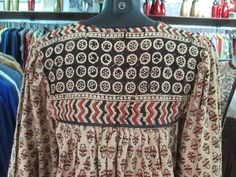 "Original 70s tunic. Made in India (pic.5). Hippy style. Boho fashion. Beige coloured with black and rust typical indian design. Round collar with braiding lace (pic.2). The long sleeves elastic is loose because of the passing time, but it's very easy to change it, if you want. Mint conditions. Size M Measurements: (lay flat and double chest) Shoulders 14.5\" chest 36.2\" sleeve length 23.6\" total length (from back neck bottom to hem) 52\". Vestito originale indiano anni 70. Made in India (foto 70s Kaftan, Woodstock Style, India Pic, Hippy Style, Indian Tunic, Boho Tunics, Style Boho, Indian Design, Hippie Style